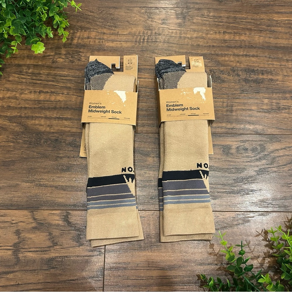 NWT 2 BURTON Women’s Emblem Midweight Socks Summit Taupe S/M winter tall warm